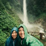 Zwei Mülltüten vor einem Wasserfall