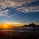 Sonnenaufgang bei einem Vulkan/Bali