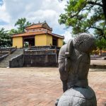 Statuen gibt es auch im Kaisergrab von Minh Mang