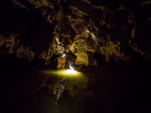 Eine kleine Höhle mit Flußlauf