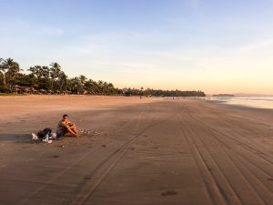 Jung am Strand