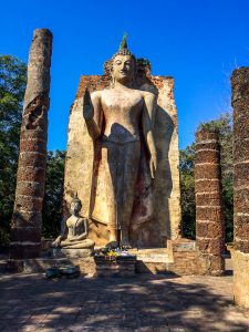 Buddha auf einem Hügel im Geschichtspark Sukhothai