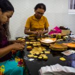 Frauen beim Verpacken von Blattgold