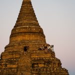 Versammlung auf der Stupa zum Sonnenuntergang