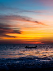 Fischerboot im Sonnenuntergang