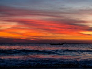 Fischerboot im Sonnenuntergang