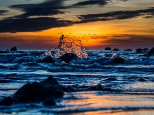 Wellen im Sonnenuntergang