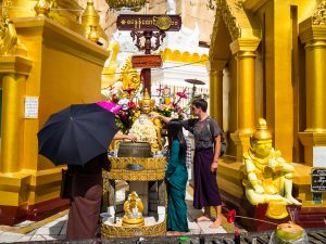 Jannis kippt Wasser über "seinen" Geburtstags-Buddha