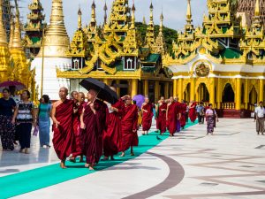 Mönche in der Shwedagon Pagode