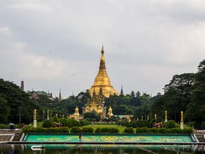 Shwedagon Pagode aus der Ferne