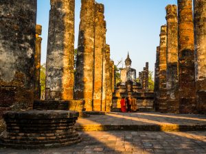 Mönche im Geschichtspark Sukhothai