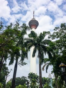 KL Tower zwischen Palmen