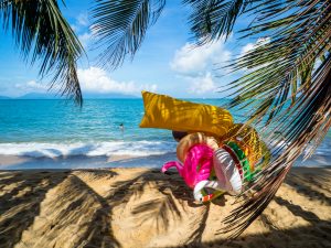 Ein Gummi-Schwimmtier-Monster am Mae Nam Strand auf Koh Samui