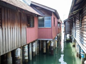 Die traditionellen, chinesischen Holzhäuser im Wasser 