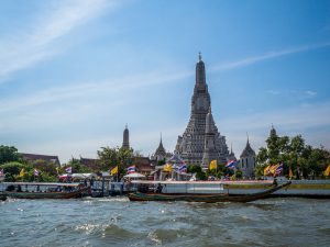 Tempel der Morgenröte vom Wasser