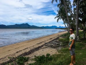 Jung bei einem Halt auf dem Weg nach Airlie Beach