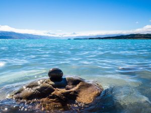 Das glasklare Wasser  des Lake Pukaki