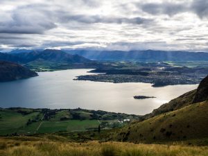 Das Dorf Wanaka in der Ferne