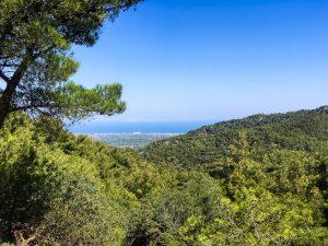 Blick von den Bergen an die Küste